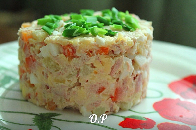 Салат с горбушей консервированной