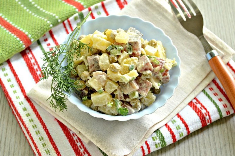 Салат с горошком и картофелем