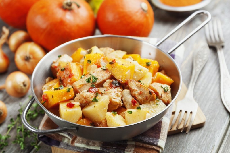 Жаркое с курицей и картошкой