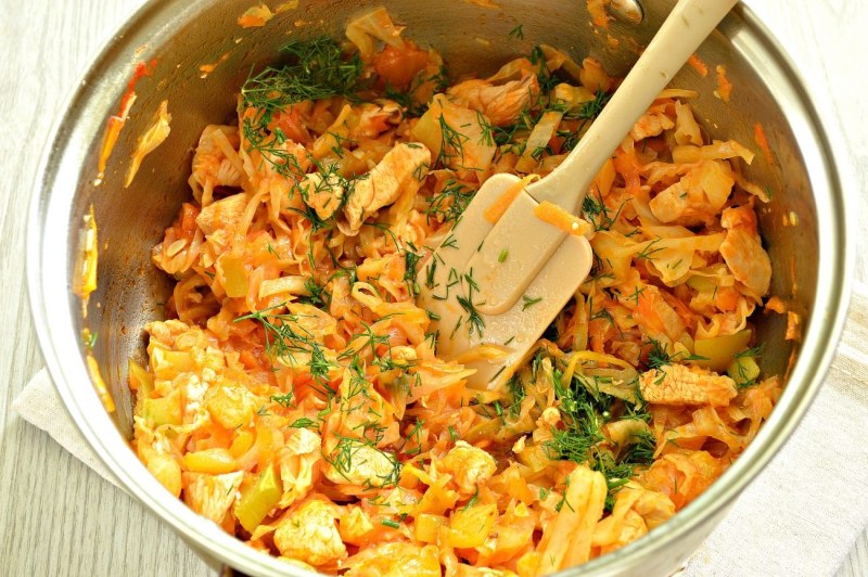 Овощное рагу ( капуста, картофель, лук,морковь, перец)