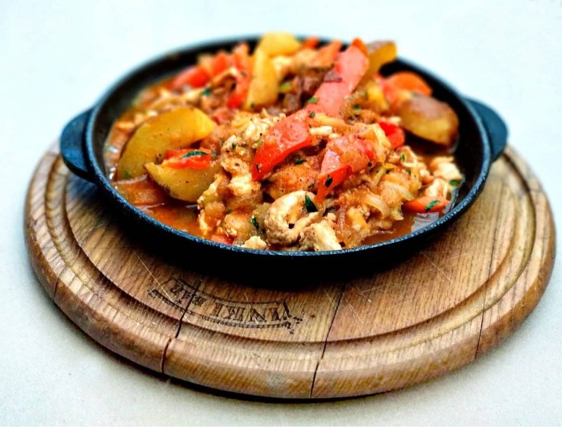 Горячая сковородка с курицей