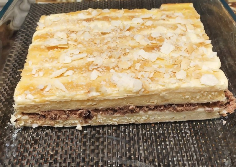 Торт салат из слоеных коржей с творожным сыром и красной рыбой