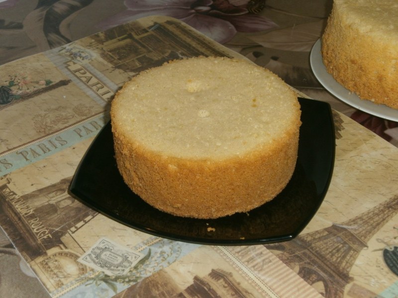 Ровно разрезанные коржи