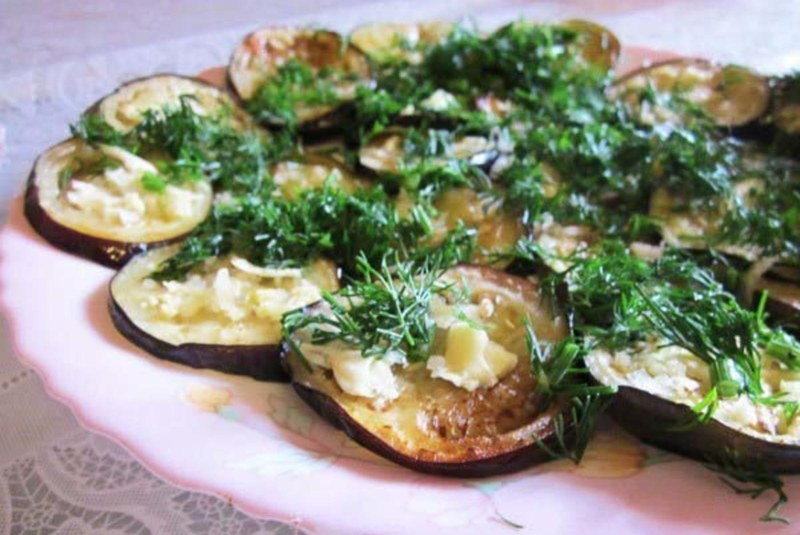 Синенькие с чесноком и майонезом
