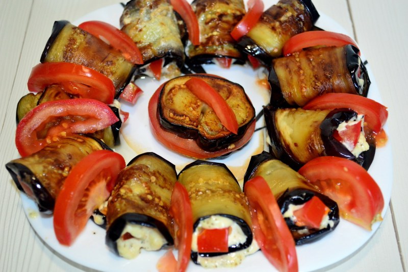 Баклажаны жареные с чесноком и помидорами