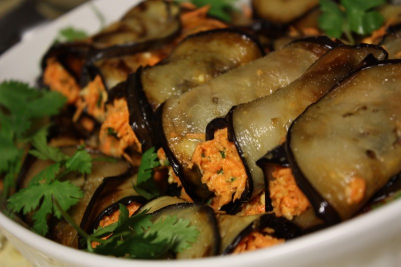 Закуска из баклажанов с помидорами и чесноком и сыром