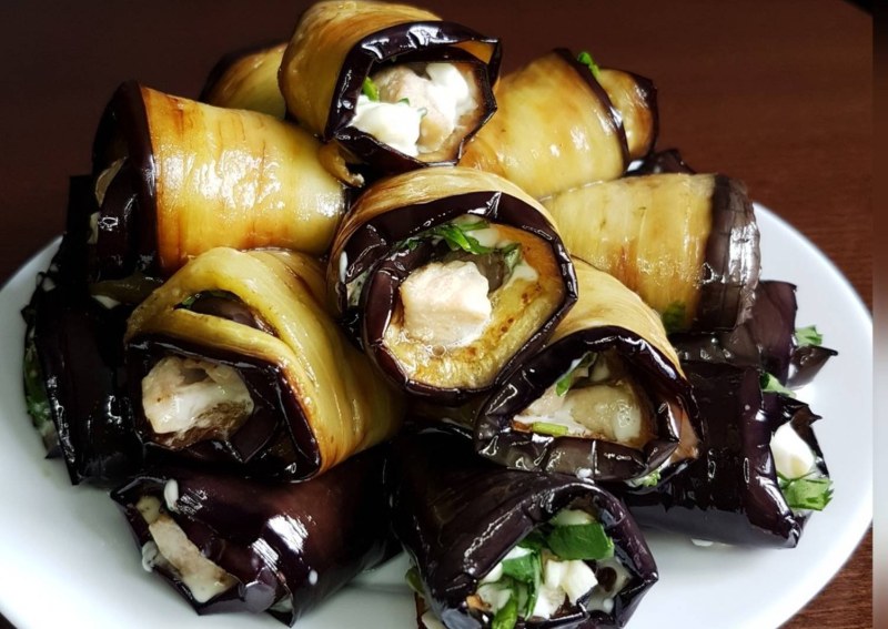 Баклажаны с сыром и чесноком рулетики