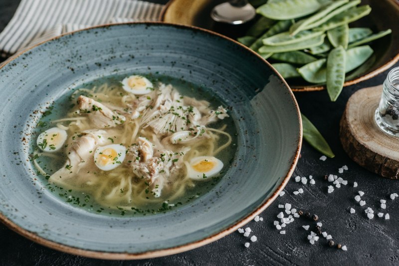 Куриная лапша с яйцом