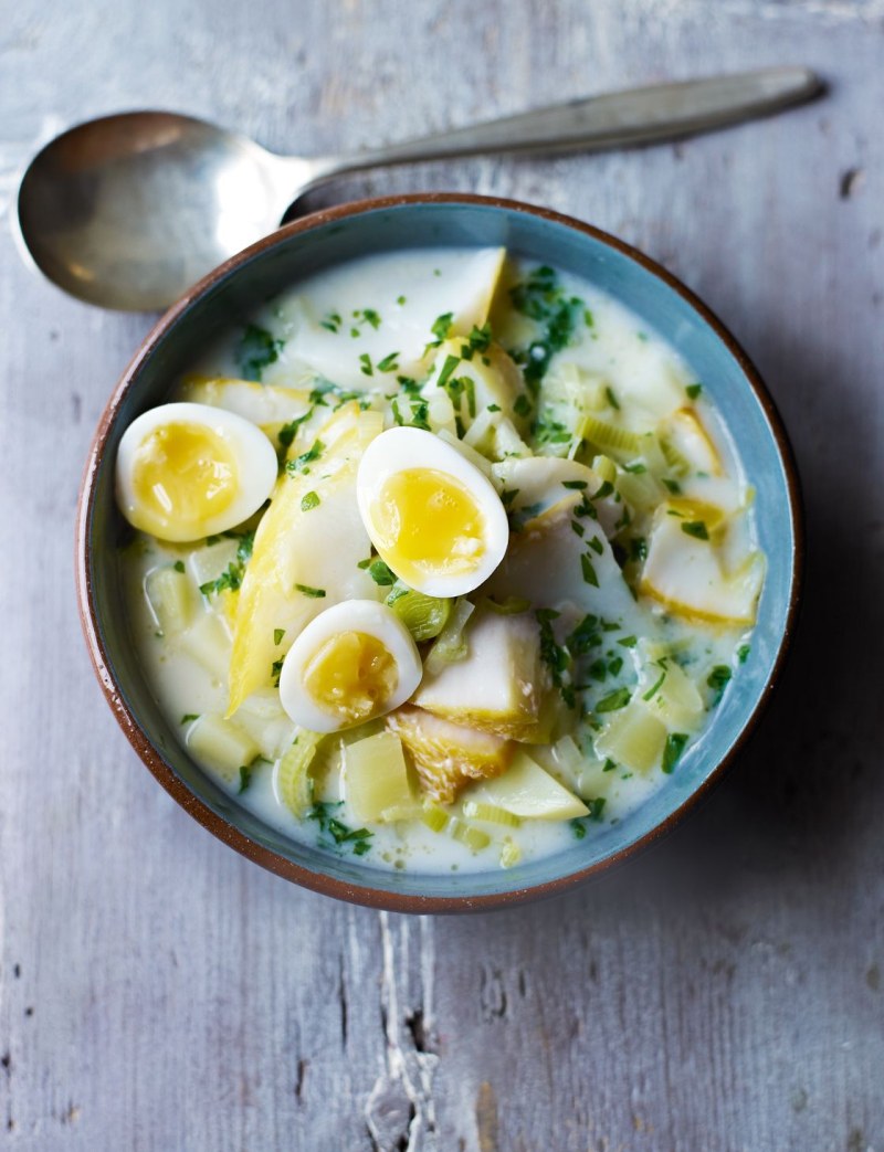 Куриный суп с лапшой и яйцом