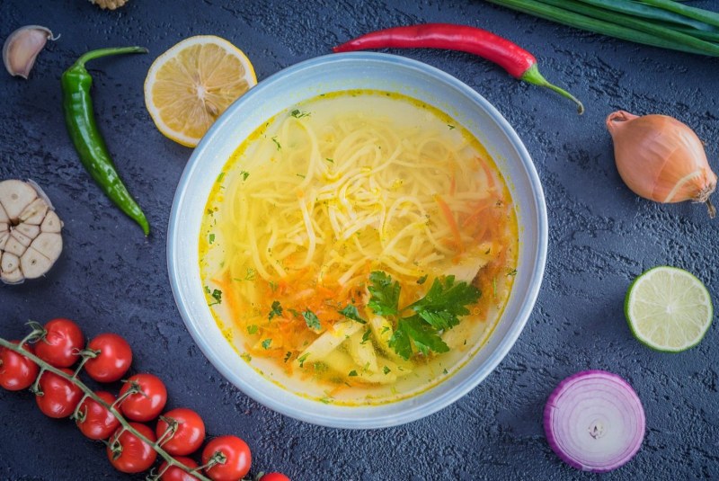 Консоме с овощами и яйцом по-парижски