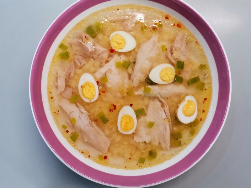 Куриный суп с яйцом и вермишелью