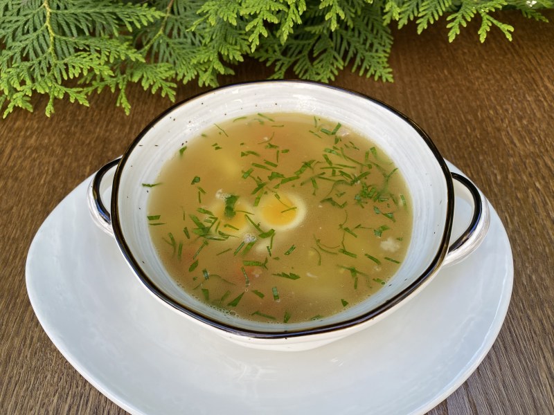 Куриное консоме с перепелиным яйцом