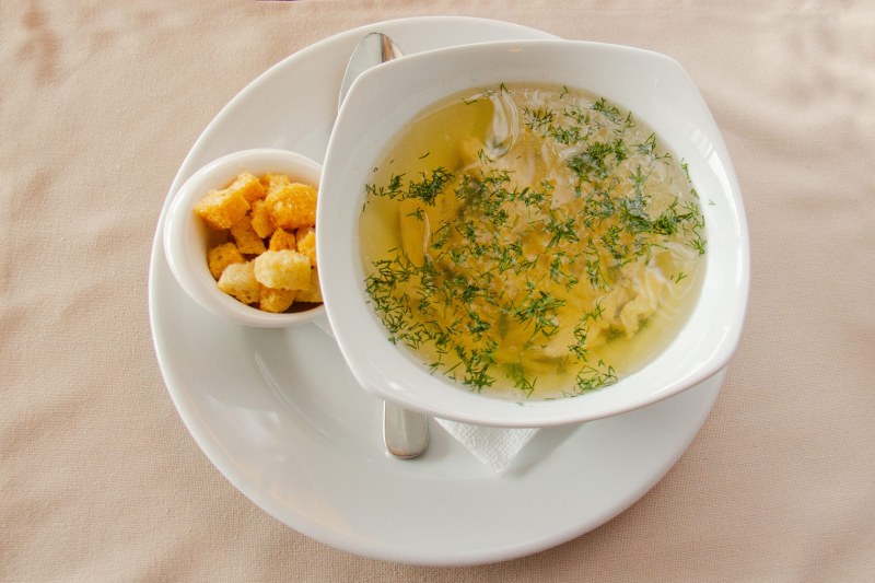 Куриный бульон с яйцом