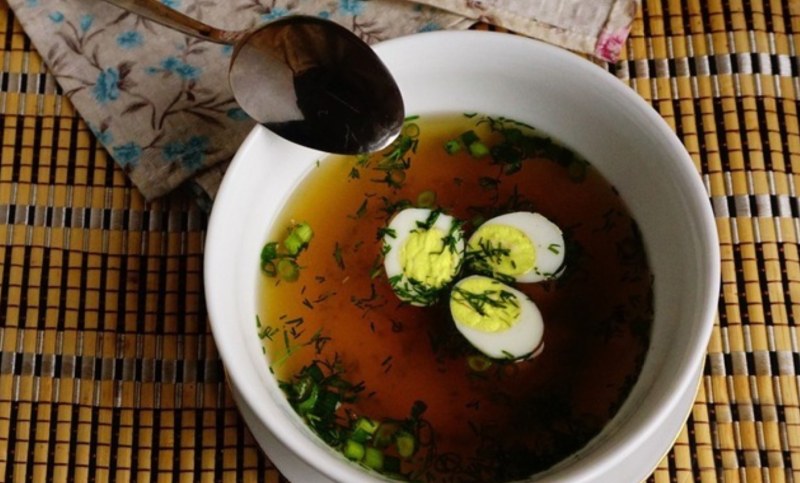 Куриное консоме с перепелиным яйцом