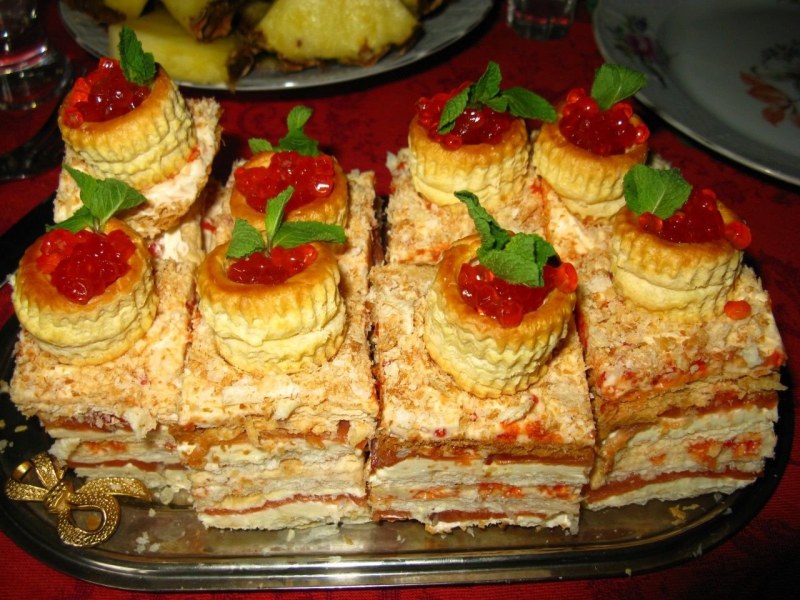 Торт слоеный со сгущенкой