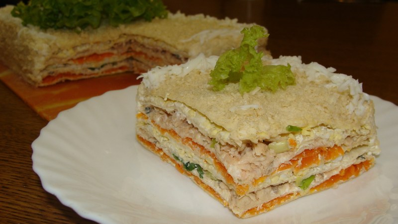 Закусочный торт из слоеных коржей