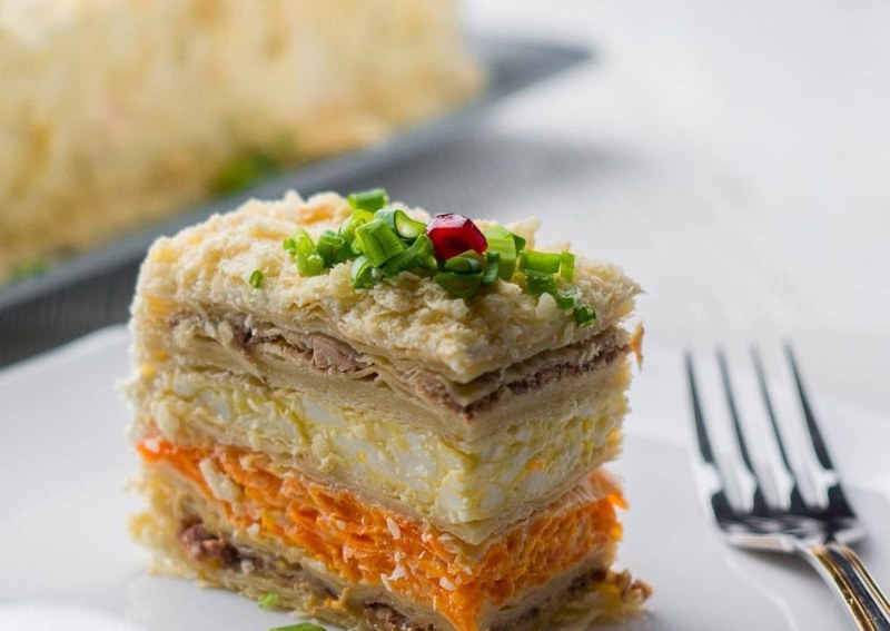 Несладкий слоёный торт