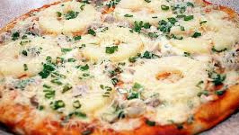 Пицца с ананасами и ветчиной
