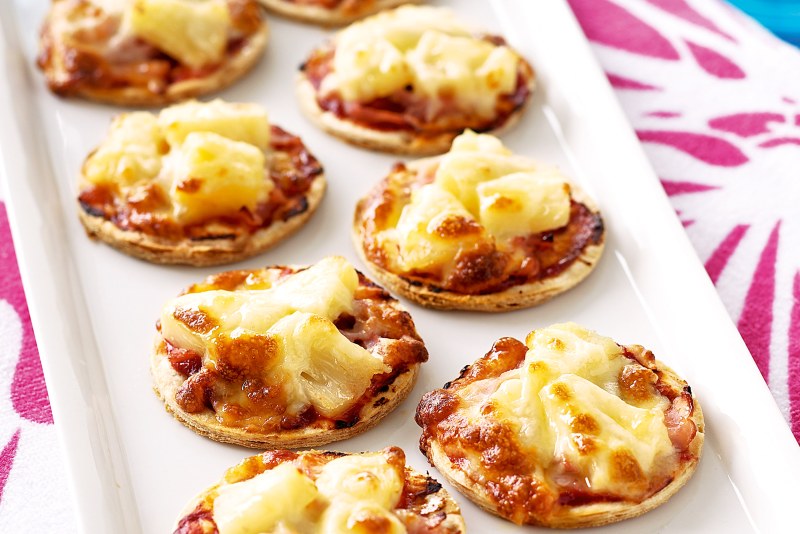Закрытая пицца с ананасом