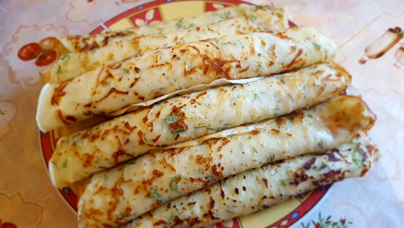 Быстрый завтрак на сковороде блины с сыром и зеленью