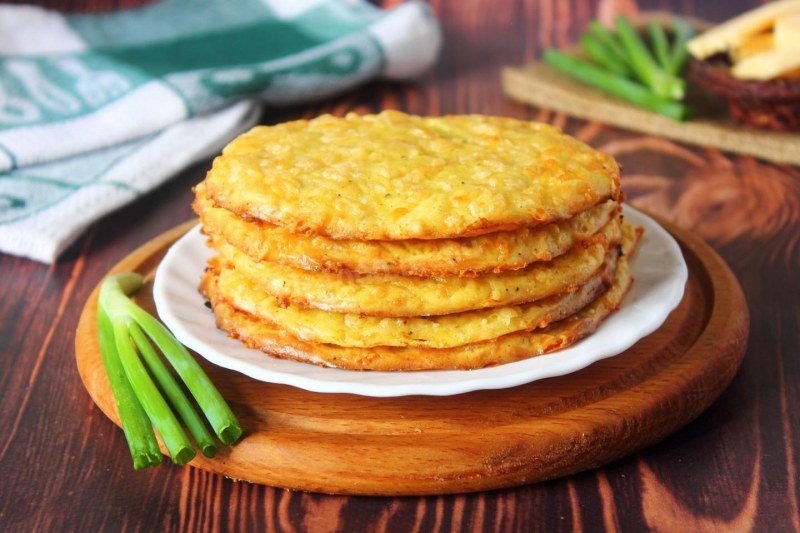 Лепёшки с сыром и зеленью на сковороде