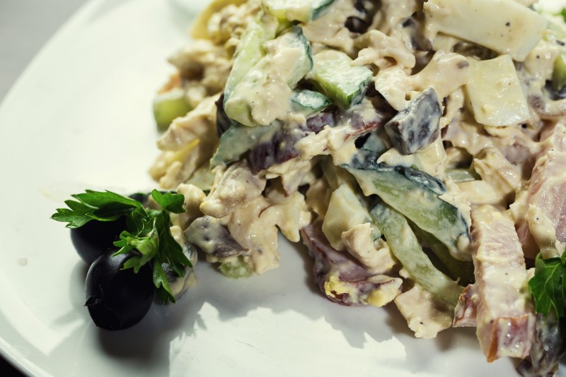 Салат мясной с грибами