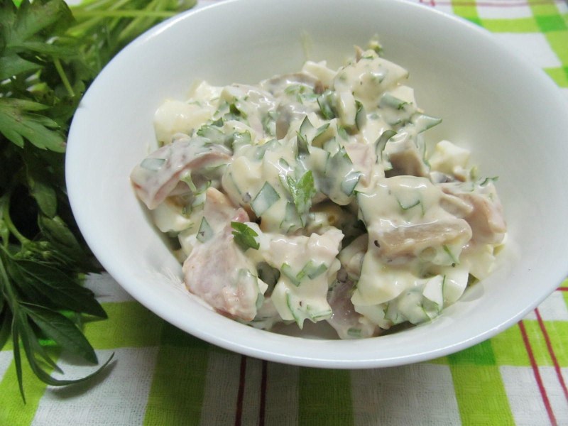 Салат с курицей и грибами