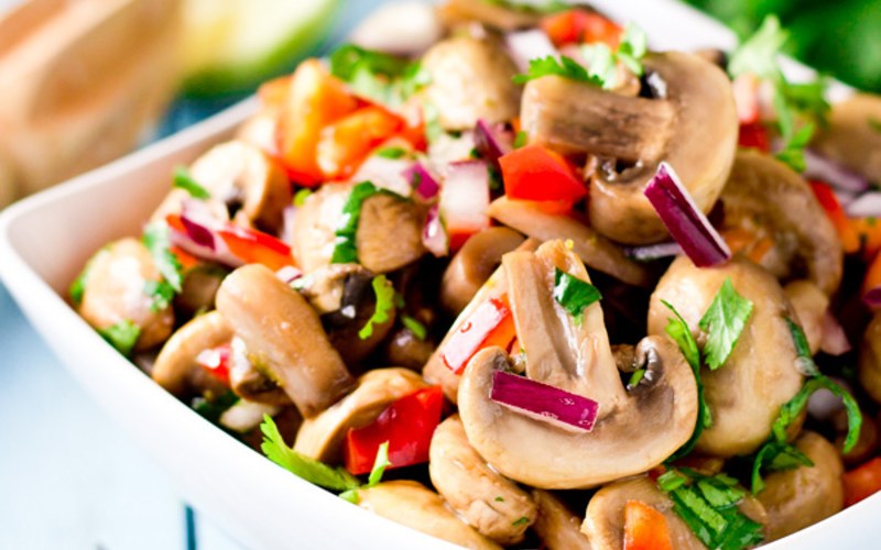 Салат с шампиньонами и курицей