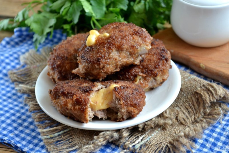 Мясные биточки с сыром