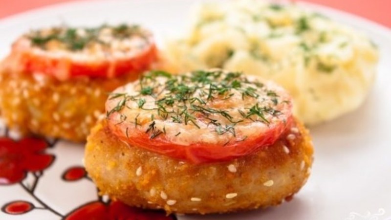 Котлеты с помидором и сыром в духовке