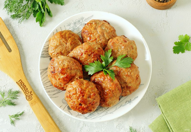 Куриные биточки в духовке