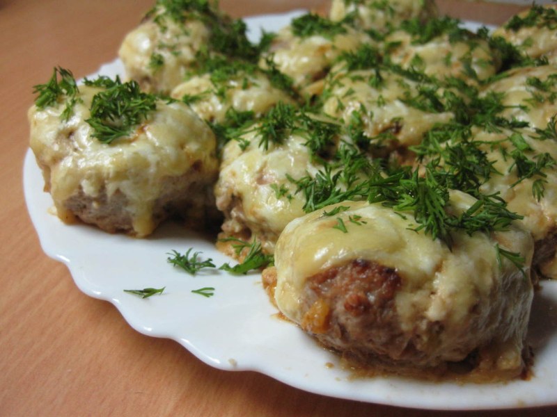 Биточки под сырной корочкой
