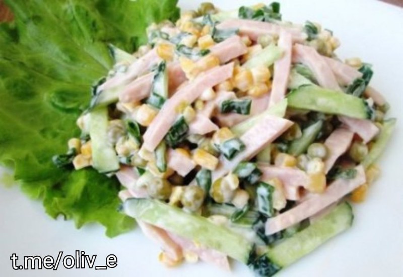 Салат с копченой колбасой