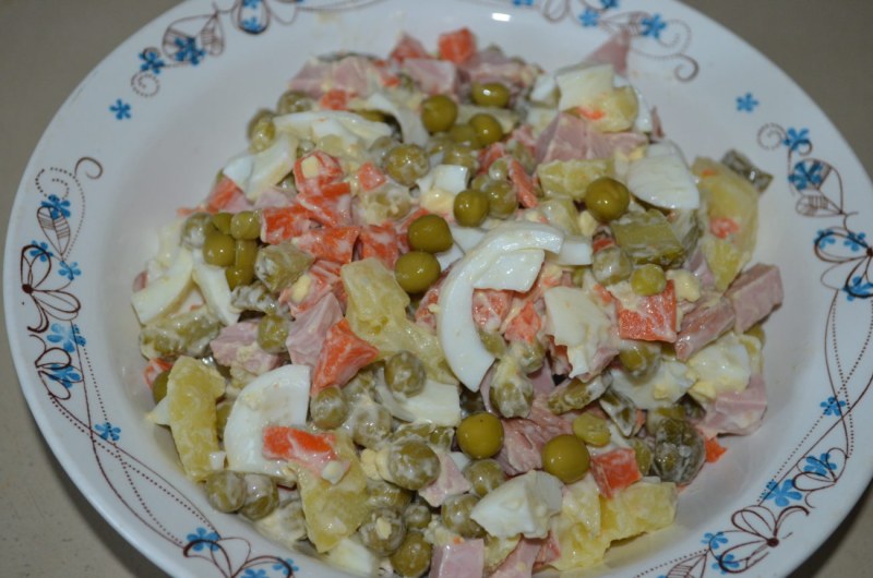 Салат с яйцом и колбасой