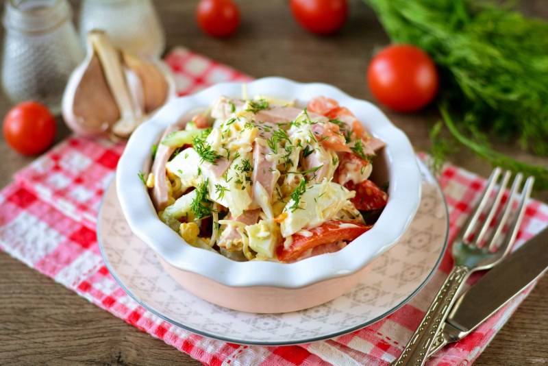 Салат с сухариками и кукурузой и колбасой