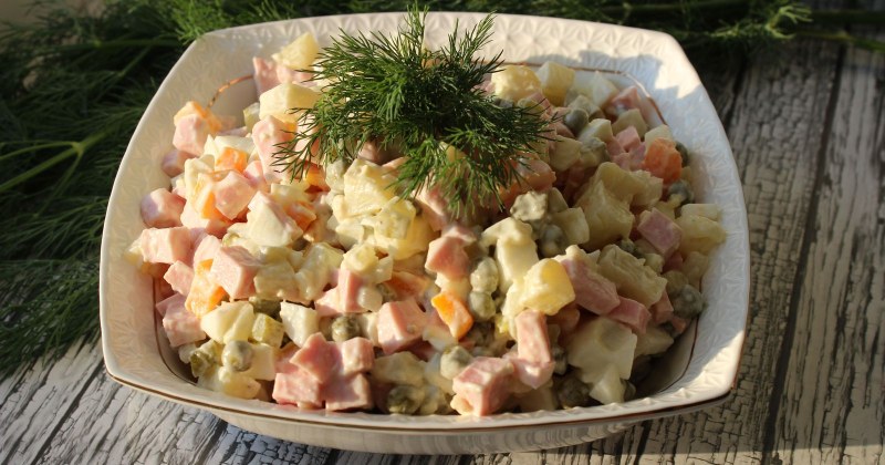 Салат с кукурузой и огурцом