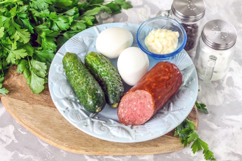 Салат с пекинской капустой и кукурузой и колбасой