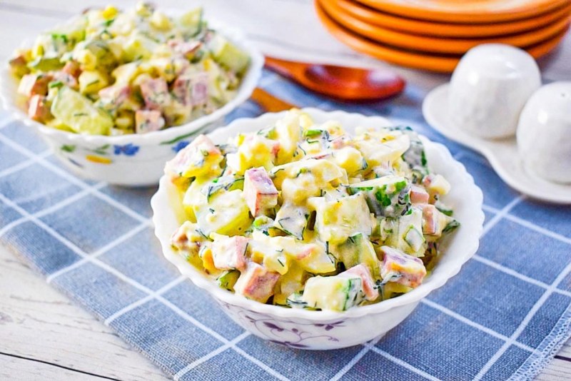 Салат с колбасой и огурцами