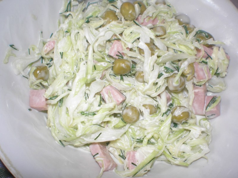 Салат с фасолью и сухариками и кукурузой
