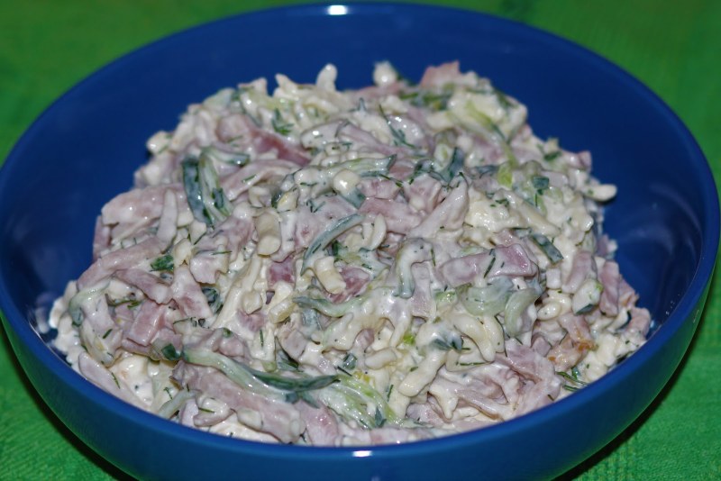 Салат с яичными блинами и копченой колбасой
