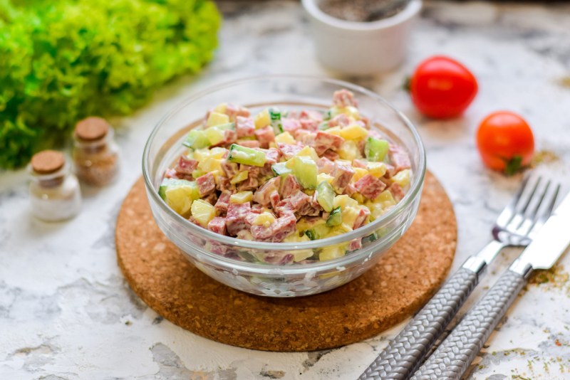 Салат колбаса кукуруза огурец