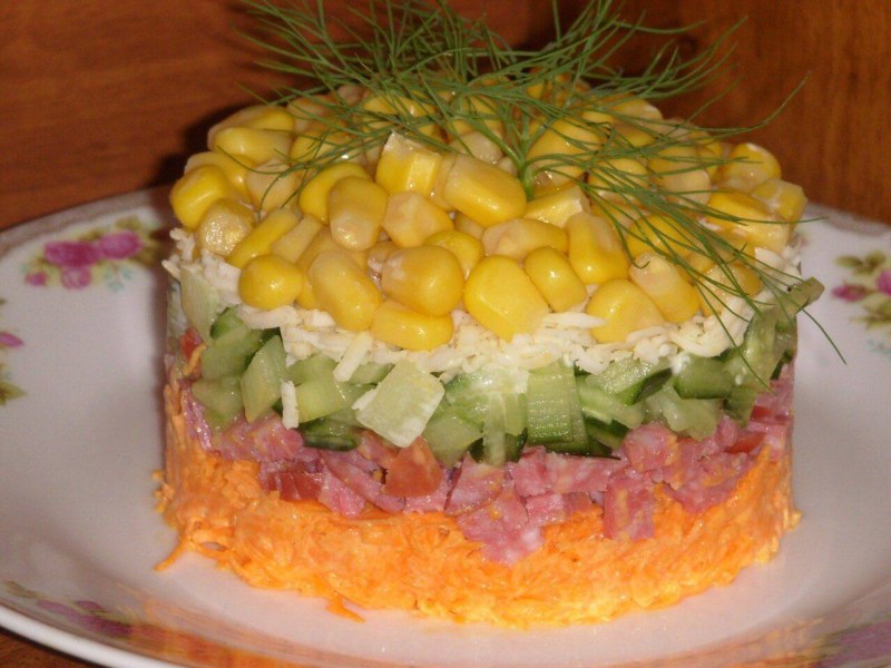 Салат с капустой и колбасой