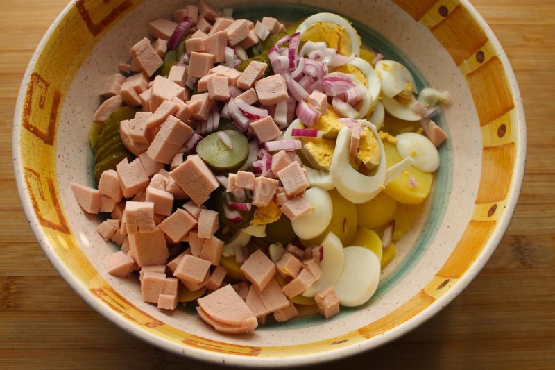 Салат с копченым сыром