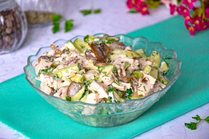 Салат с курицей шампиньонами и сыром