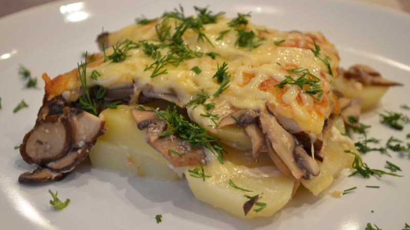 Картофель запеченный с грибами и сыром