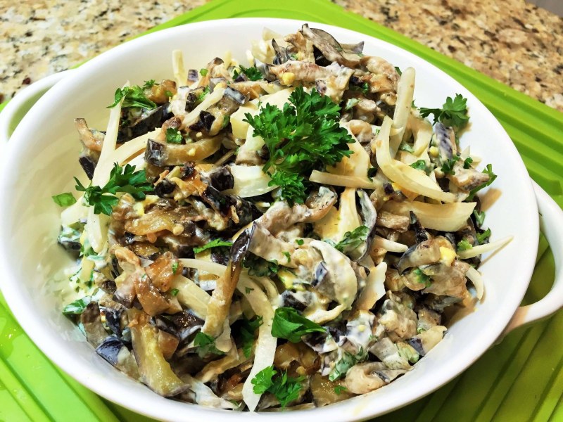 Яйца фаршированные сельдью и луком