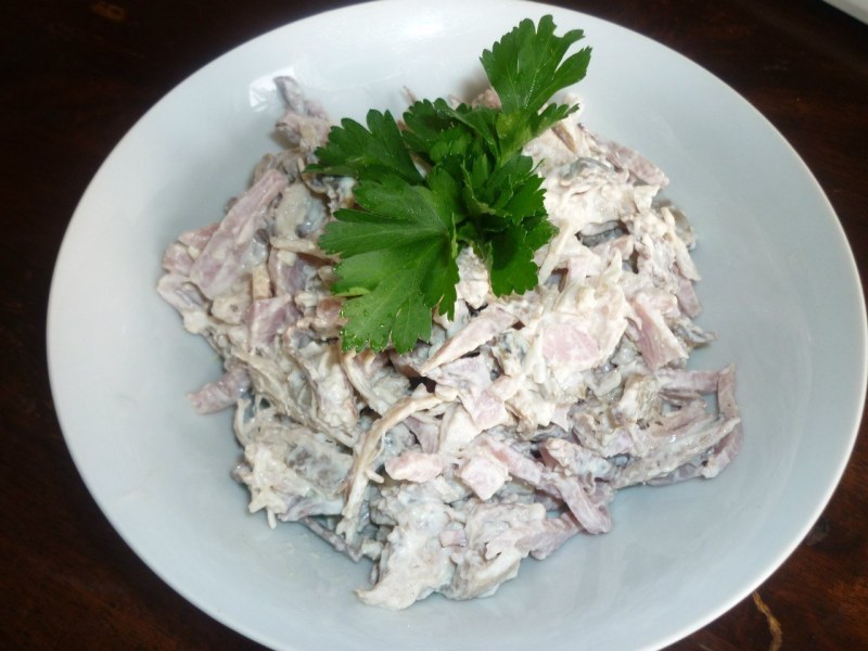 Салат с курицей и грибами
