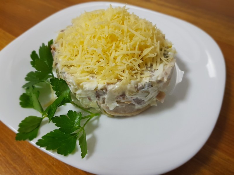 Салат курица с грибами и огурцами
