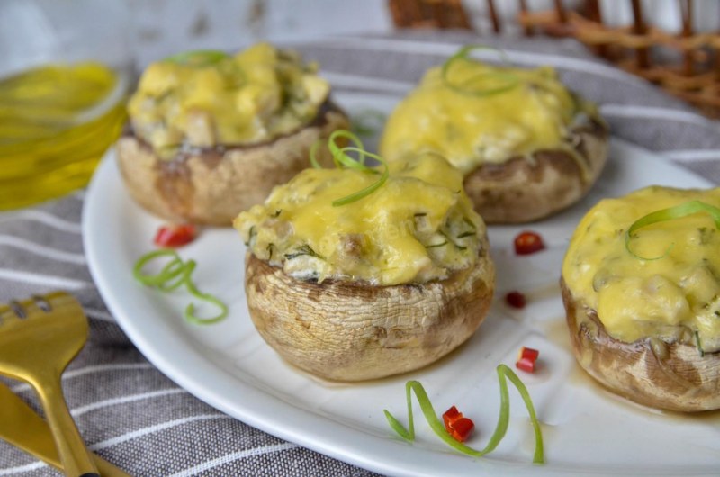 Салат с копчёной курицей и грибами