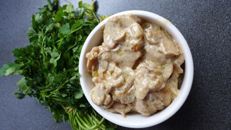 Салат курица с грибами и огурцами